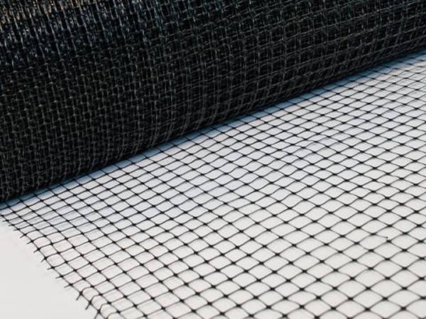 A roll of black plastic mesh with mesh size 15mm × 15mm