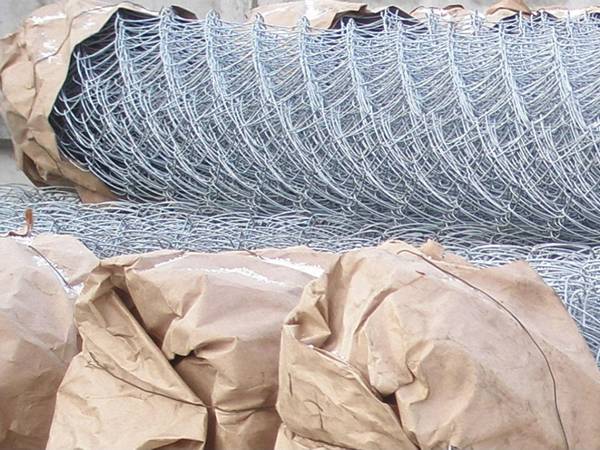 Galvanized chain link mesh rolls, the ends were wrapped with plastic wrap.