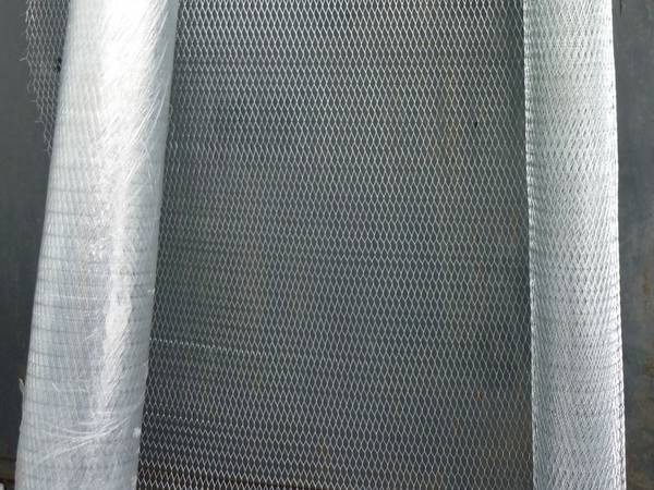 Two rolls of expanded metal with 20×8×0.9×0.7mm mesh pattern on the dark grey background